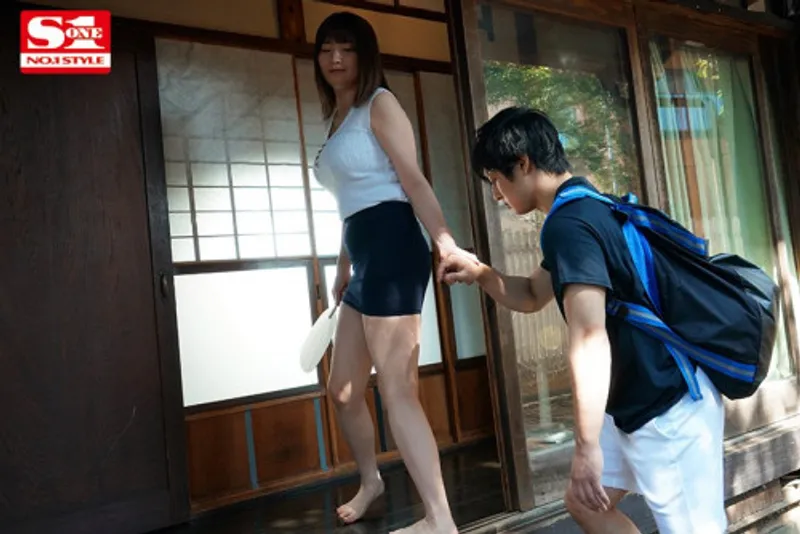 Anh chàng dâm đãng củ khoải khi nhìn trộm em họ ngoại tình với chồng