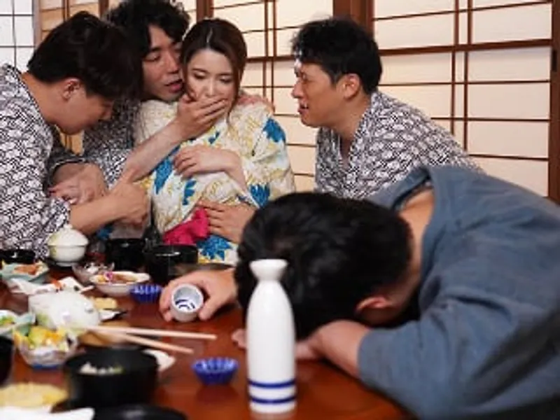 đưa vợ đi suối nước nóng, chồng không biết vợ yêu bị người khác địt sấp mặt