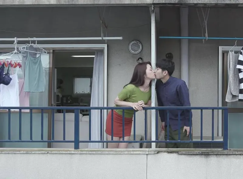 Tiếng rên của chị gần cạnh nhà và cậu thanh niên được lái máy bay