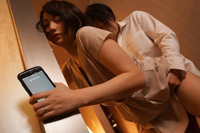 Người vợ đi họp lớp rồi trả bài với nyc mặc cho ông chồng ở nhà chờ